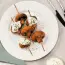 Champignons en brochettes au four