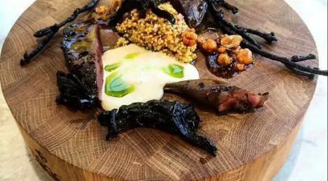 Gallina de Guinea con papilla de raíz