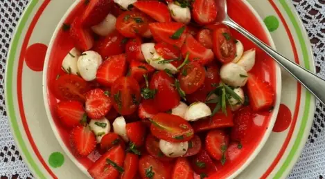 Salad with strawberries and cherry tomatoes