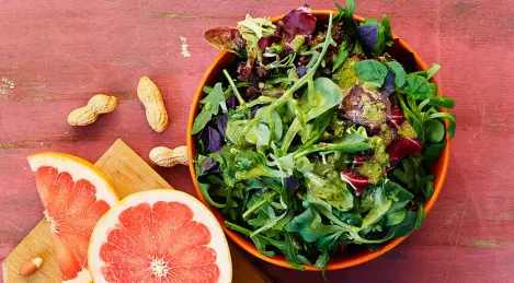 Grüner Salat mit Kräutern