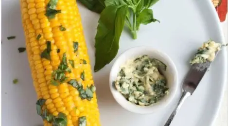 Boiled corn with basil