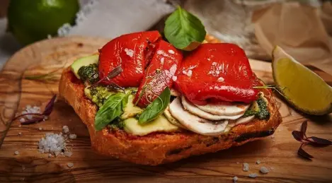 Bruschetta croustillante aux poivrons rôtis