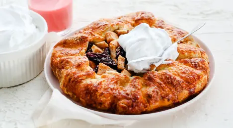 Layer cake with pear