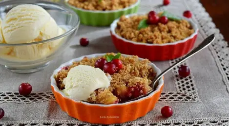 Crumble con manzanas y arándanos