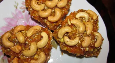 Sesamherzen mit Nüssen und getrockneten Früchten