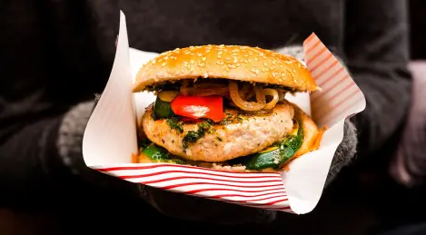 Hamburger con tacchino e verdure al forno