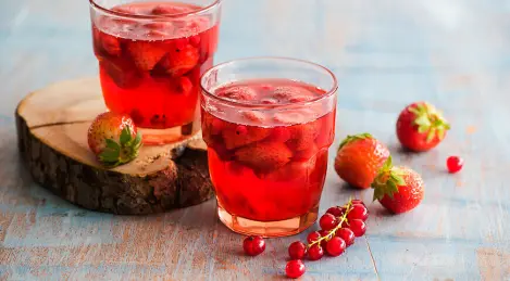 Kompott aus Erdbeeren und Johannisbeeren