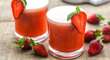 Iced tea with strawberries