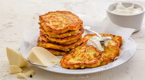 Zucchini-Pfannkuchen mit Käse