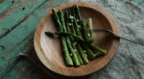 Asparagi arrostiti con aglio