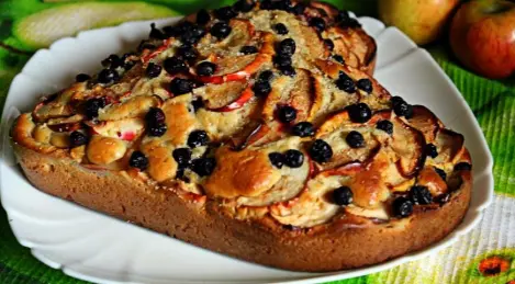 Pie with apples and chokeberry