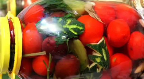 Verduras variadas con ciruelas para el invierno.