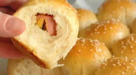 Tarta de levadura con salchichas y salsa curry napolitana