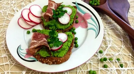 Sandwich à la purée de petits pois et viandes fumées