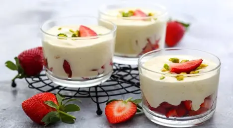 White chocolate mousse with strawberries