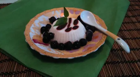 Vanilla pudding with berries