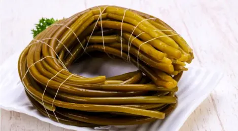 Ajo silvestre salado para el invierno.