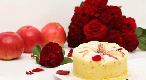 Pastel en una taza con manzanas