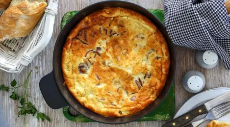 Tortilla al horno con cebolla roja, crema agria