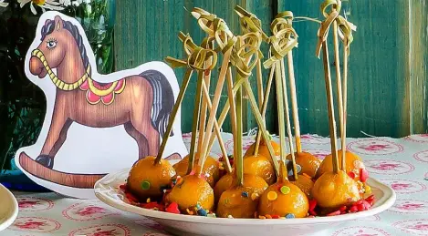 Bolas de manzana en caramelo