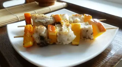 Pescado a la naranja en brochetas