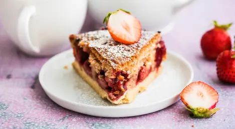Fastenkuchen mit Erdbeeren