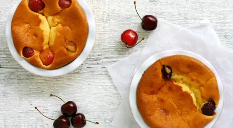 Tarte rapide au fromage blanc avec des cerises