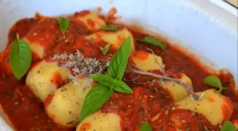 Quenelles de patata en salsa de tomate con albahaca