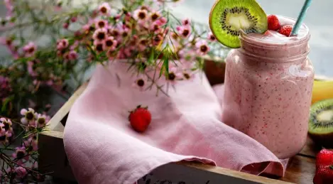 Smoothie mit Banane, Kiwi, Erdbeere und Kokosmilch