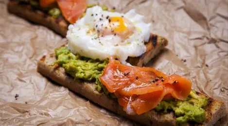 Salmon toast with poached egg and hollandaise sauce