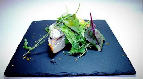 Sandwich aperto con un mix di insalata di aringhe leggermente salate e salsa di cetrioli freschi