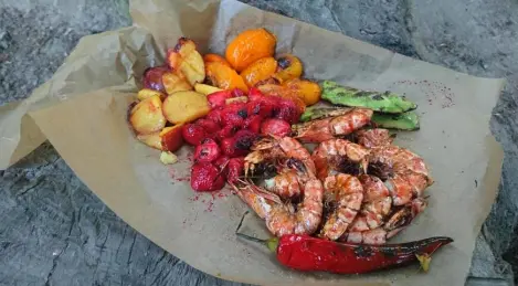 Grilled shrimp with fruits and vegetables