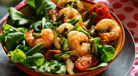 Salat mit Meeresfrüchten und Bohnen