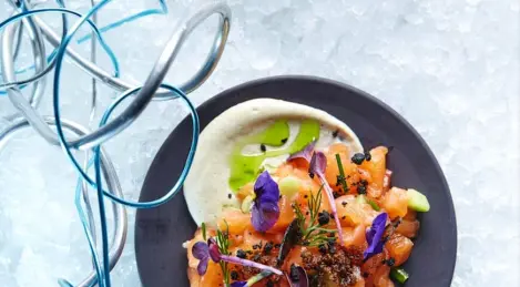 Tartare di salmone con cetriolo fresco su crema di melanzane al forno