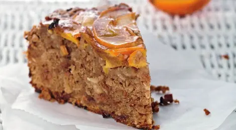 Cake with persimmon and cognac