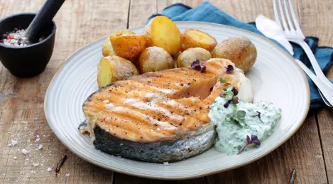 Salmón a la plancha con salsa de yogur y hierbas