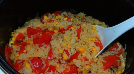 Riso con pomodori in una pentola a cottura lenta