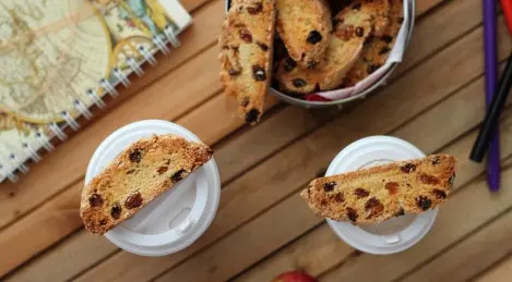 Biscotti with raisins