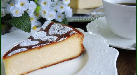 Delicada cazuela de requesón en el horno.