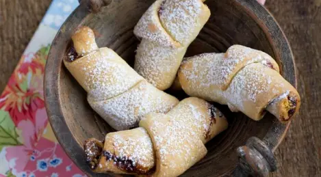 Rollos con mermelada de frambuesa