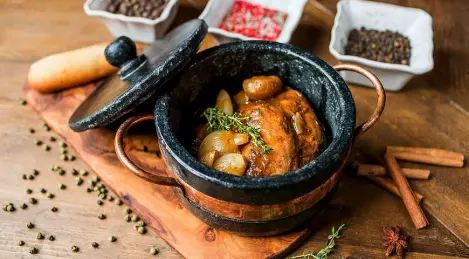 Kaninchen in Rotwein mit Schalotten