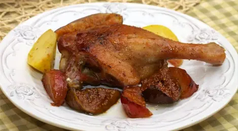 Honey duck baked with figs and apples