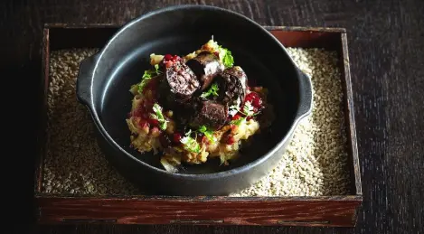 Multicapsad mit Blutwurst und Preiselbeeren