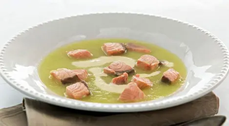 Sopa de salmón con crema de ajo