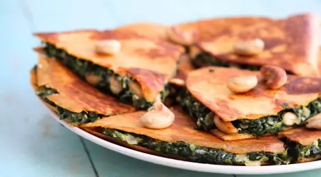 Tortilla au fromage, épinards et noix de cajou