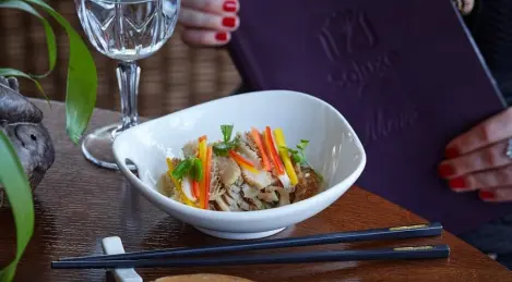 Stomaco di manzo marinato caldo con aglio e coriandolo