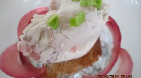 Sandwich avec glace au hareng et oignons marinés