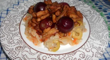 Warmer Salat aus Weintrauben, Schweinefleisch und Sauerkraut