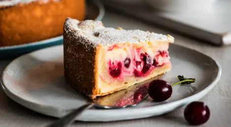 Torta di panna acida con ciliegie