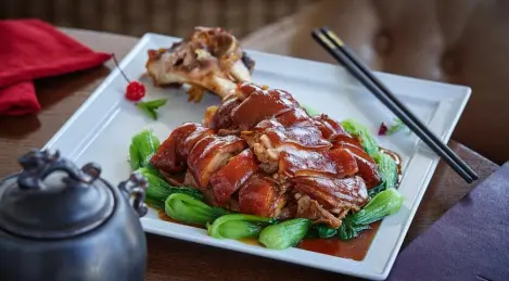 Jarret de porc Dongbei à la sauce bak choi épicée
